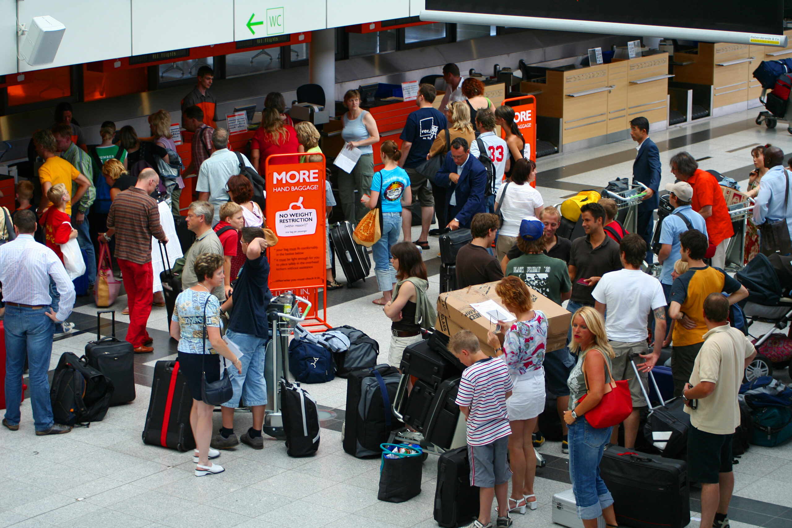 23.6.22: Chaos am Flughafen. Recht der Reisenden bei Warteschlangen. Flug verpasst, was Reisende tun können?